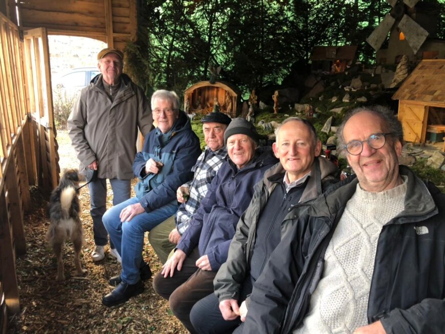 Ehrenamtliche Krippenbauer des VVL (v. l. n. r.) Bernhard Meyer, Günter Terodde, Herbert Korvorst, Joachim Reinhardt, Roger Franssen und Adam C. Oellers, die von unseren beiden Arbeitern Guido Küpper und Xavier Puellinkx unterstützt wurden