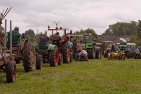 Start zur Ausfahrt der Traktoren beim "Fest im Dorf Lontzen 2013"